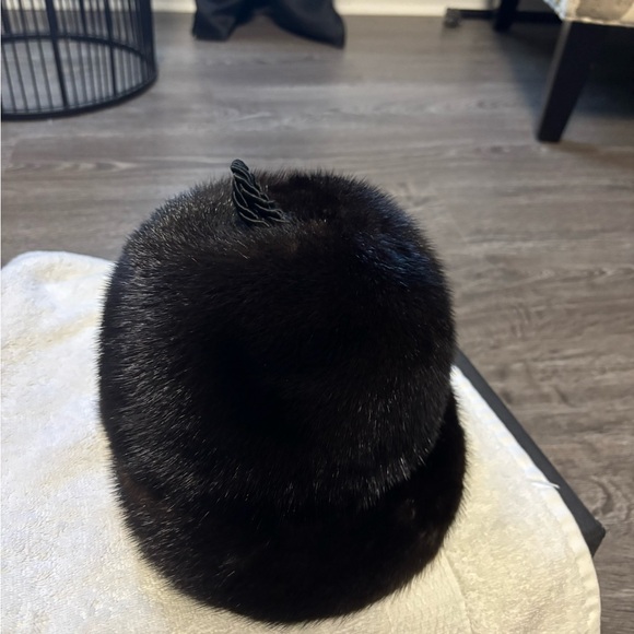 Elegant Black Mink Fur Hat - Picture 2 of 6